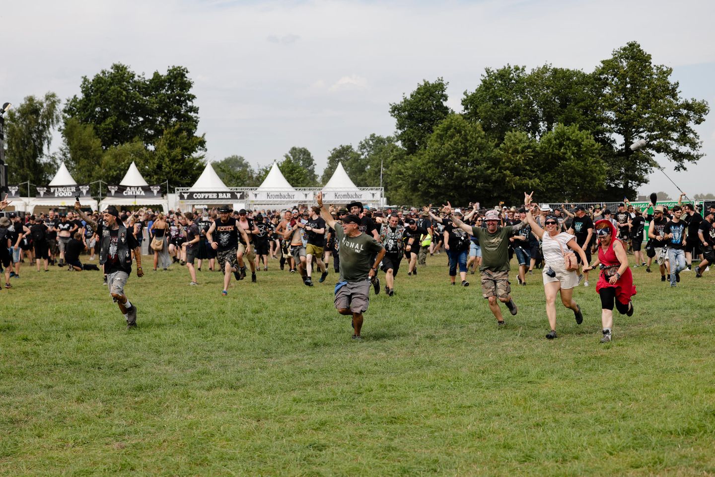 Auf die Plätze, fertig, los: Am Donnerstag begann offiziell das größte Heavy-Metal-Festival der Welt, das Wacken Open Air (WOA). Tausende von Fans warteten ungeduldig auf die Eröffnung des Infields und stürmten nach dem Startschuss das Festivalgelände.