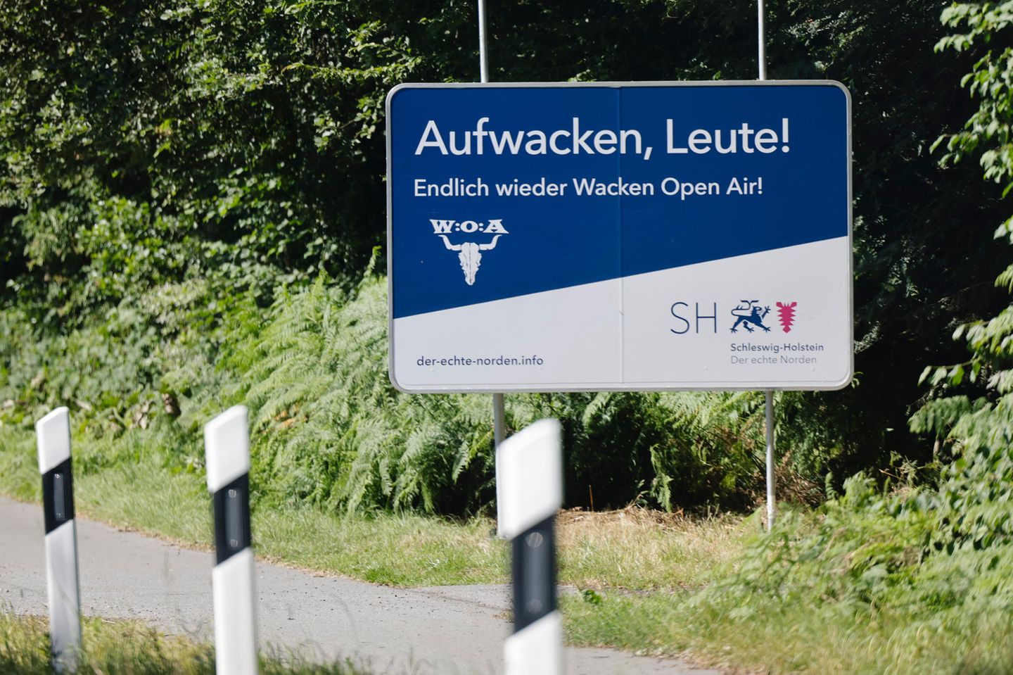 Auch die Bewohner des schleswig-holsteinischen Dorfes haben das Festival vermisst. "Endlich wieder Wacken Open Air", begrüßte ein Schild am Straßenrand die ankommenden Gäste.