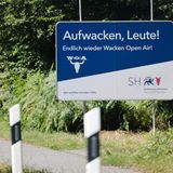 Auch die Bewohner des schleswig-holsteinischen Dorfes haben das Festival vermisst. "Endlich wieder Wacken Open Air", begrüßte ein Schild am Straßenrand die ankommenden Gäste.