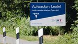 Auch die Bewohner des schleswig-holsteinischen Dorfes haben das Festival vermisst. "Endlich wieder Wacken Open Air", begrüßte ein Schild am Straßenrand die ankommenden Gäste.