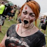 Diese Besucherin hat sich für das weltgrößte Heavy-Metal-Festival ordentlich rausgeputzt und als Zombie verkleidet.