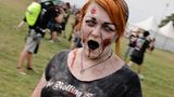 Diese Besucherin hat sich für das weltgrößte Heavy-Metal-Festival ordentlich rausgeputzt und als Zombie verkleidet.