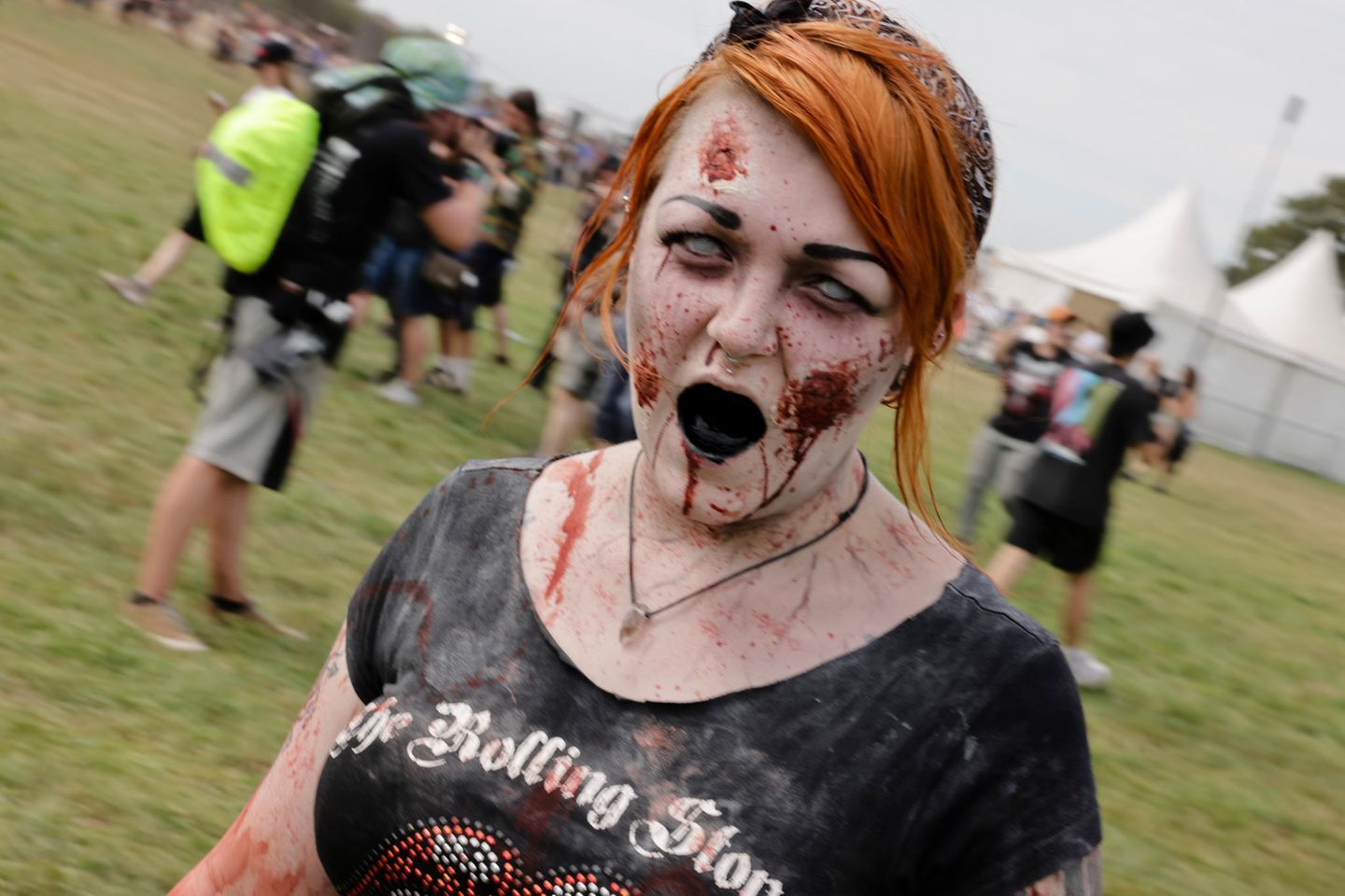 Diese Besucherin hat sich für das weltgrößte Heavy-Metal-Festival ordentlich rausgeputzt und als Zombie verkleidet.