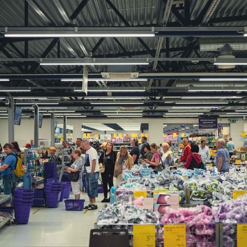Russische Kundinnen und Kunden in einem finnischen Supermarkt nahe der Grenze
