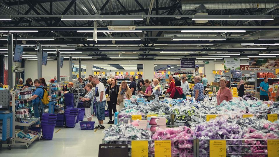 Russische Kunden in einem finnischen Supermarkt nahe der Grenze