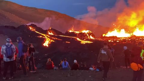 Nahe Reykjavik: Nach Erbebenserie: Erneuter Vulkanausbruch auf Island