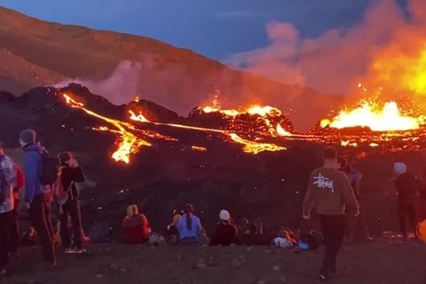 Flammenmeer: Feuriges Naturschauspiel: Vulkanausbruch auf Island lockt Schaulustige an