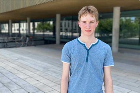 Yanik vor einem Universitätsgebäude in Frankfurt am Main