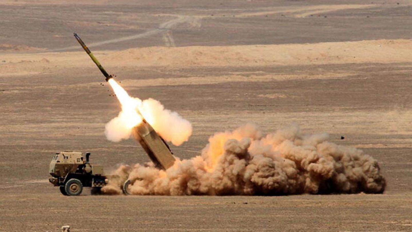 US-Raketenwerfer HIMARS (High Mobility Artillery Rocket System) beim Abschuss einer Rakete in Jordanien