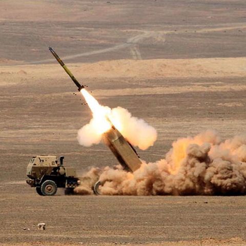 US-Raketenwerfer HIMARS (High Mobility Artillery Rocket System) beim Abschuss einer Rakete in Jordanien