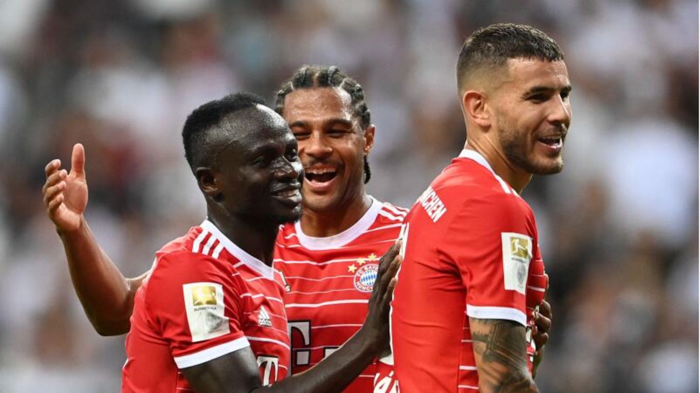 Bayern Münchens Sadio Mané, Serge Gnabry und Lucas Hernández