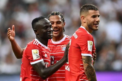 Bayern Münchens Sadio Mané, Serge Gnabry und Lucas Hernández