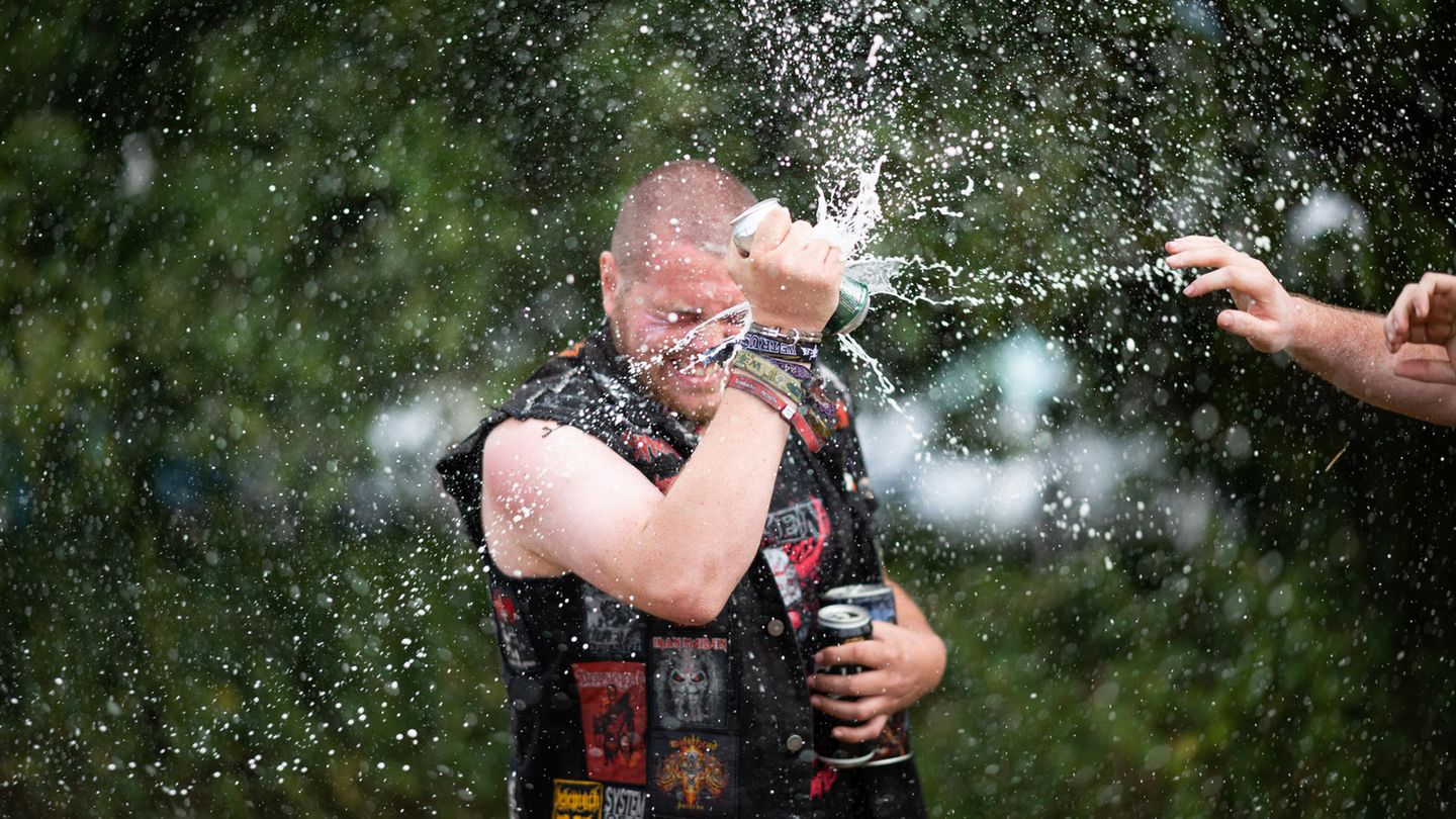 Mann bei einem Trinkspiel auf dem Wacken