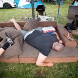 Besucher schläft auf einer Couch auf dem WOA