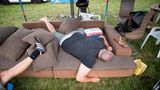 Besucher schläft auf einer Couch auf dem WOA