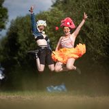 Fans in Kostümen bei WOA