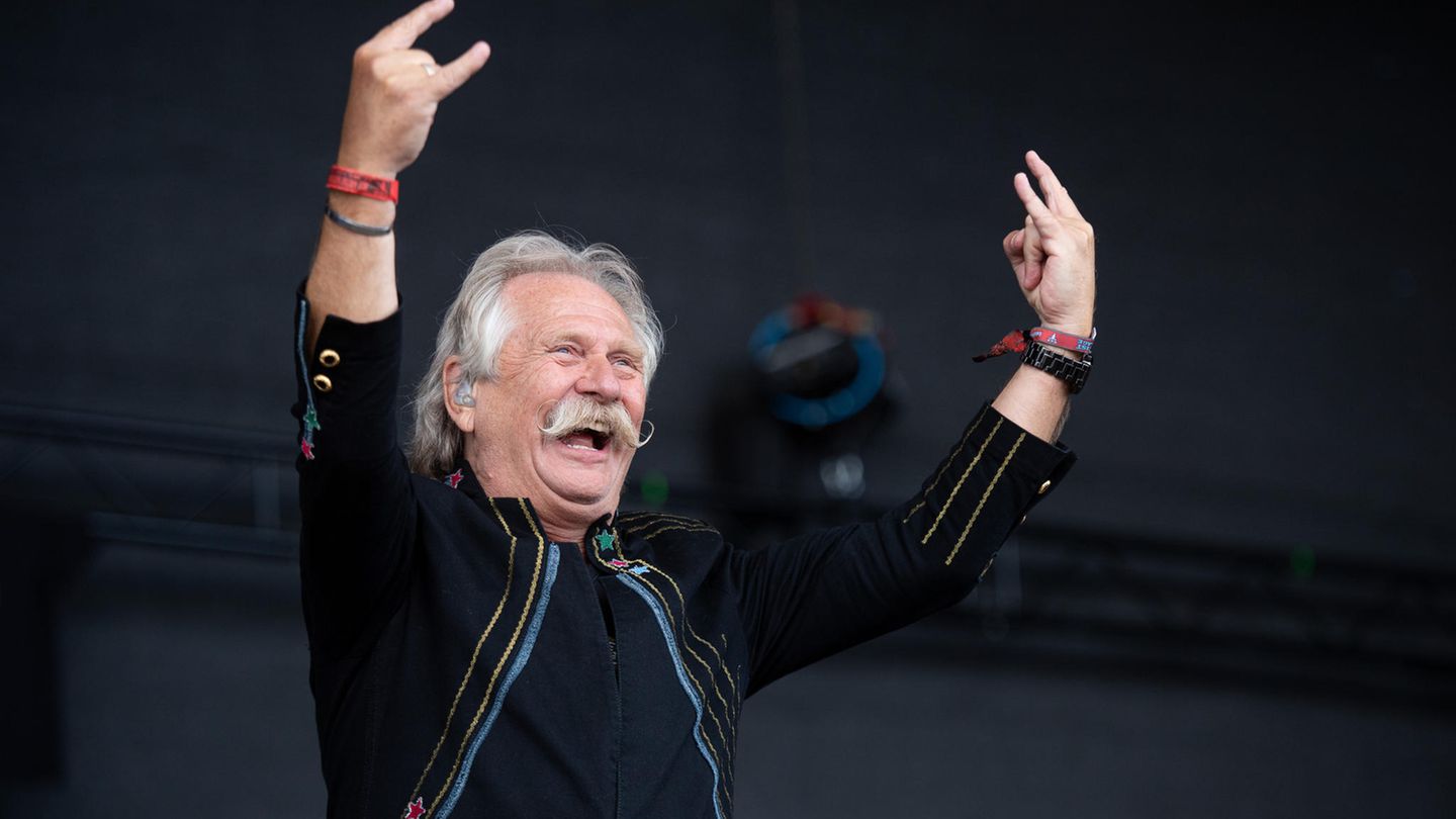 Henning Krautmacher, Sänger der Band ·Höhner·, steht beim Wacken Open Air Festival