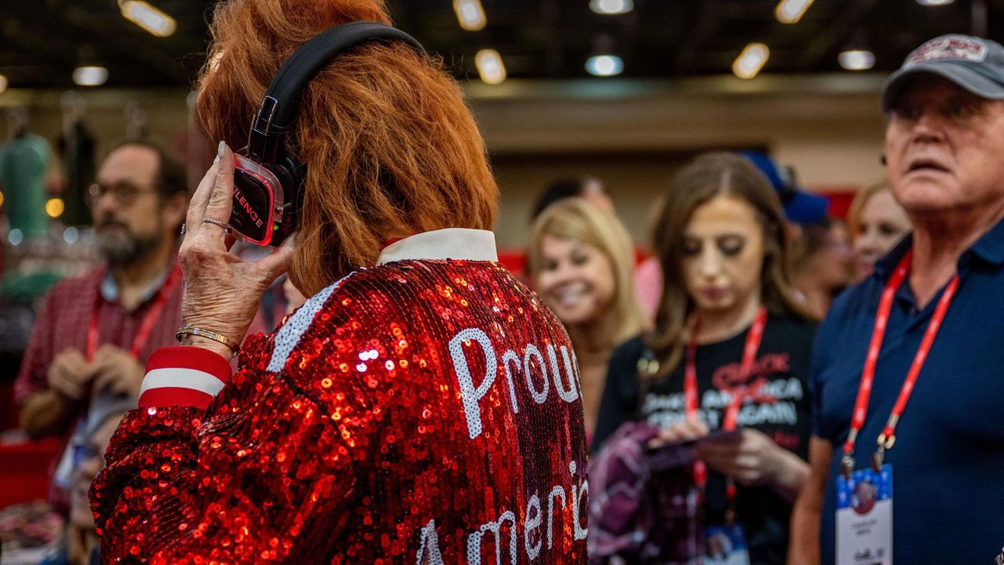 Frau auf der CPAC-Konferenz in Dallas