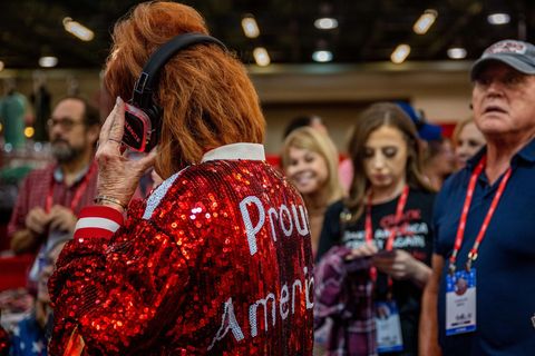 Frau auf der CPAC-Konferenz in Dallas