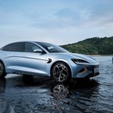 Die Limousine BYD Seal steht in seitlicher Ansicht auf einer nassen Fläche