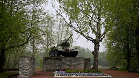 Eine Panzer-Nachbildung als Denkmal in Narva