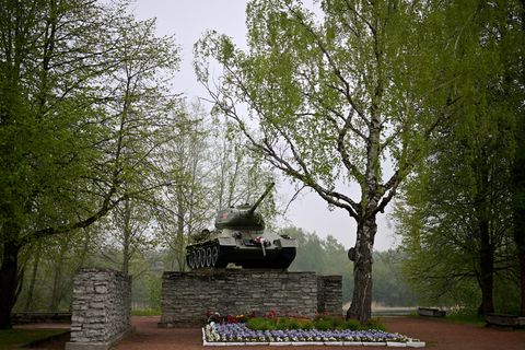 Eine Panzer-Nachbildung als Denkmal in Narva