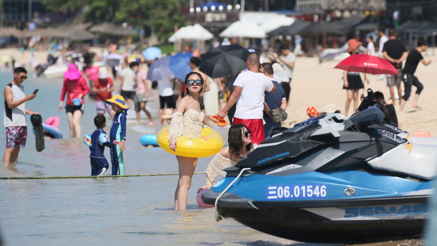 Touristen am Strand von Sanya