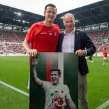 Für die Augsburger hätte der erste Arbeitstag nach den ersten 45 Minuten rückblickend wohl gerne enden können – so langweilig sie auch waren.  Denn nach Wiederanpfiff dauerte es lediglich 15 Sekunden, bis ausgerechnet Freiburgs Gregoritsch ins lange Eck köpfte und die Fans seines Ex-Clubs zum Schweigen brachte. Die Freiburger Torlaune war geweckt. Keine zwei Minuten später landete ein direkter Freistoß von Grifo erneut im Netz. Von da an spielte nur die Breisgauer. Nach einer zweiten Halbzeit zum Vergessen mussten sich die Augsburger mit 4:0 geschlagen geben.  Im Bild: Augsburgs Sportdirektor Stefan Reuter (r) verabschiedet Freiburgs Michael Gregoritsch