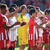 Die Spieler von Union Berlin feiern den Derbysieg