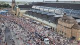 Zahlreiche Teilnehmer laufen während der Parade zum Christopher Street Day (CSD) am Hamburger Hauptbahnhof entlang