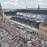 Zahlreiche Teilnehmer laufen während der Parade zum Christopher Street Day (CSD) am Hamburger Hauptbahnhof entlang
