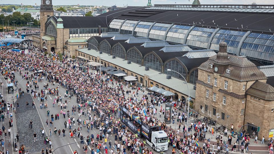 Zahlreiche Teilnehmer laufen während der Parade zum Christopher Street Day (CSD) am Hamburger Hauptbahnhof entlang Zahlreiche Teilnehmer laufen während der Parade zum Christopher Street Day (CSD) am Hamburger Hauptbahnhof entlang