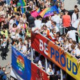 Viele der Teilnehmer:innen schwenken dabei die Regenbogenflagge – oder tragen sie als Kleidung oder Accessoire