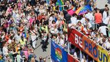 Viele der Teilnehmer:innen schwenken dabei die Regenbogenflagge – oder tragen sie als Kleidung oder Accessoire