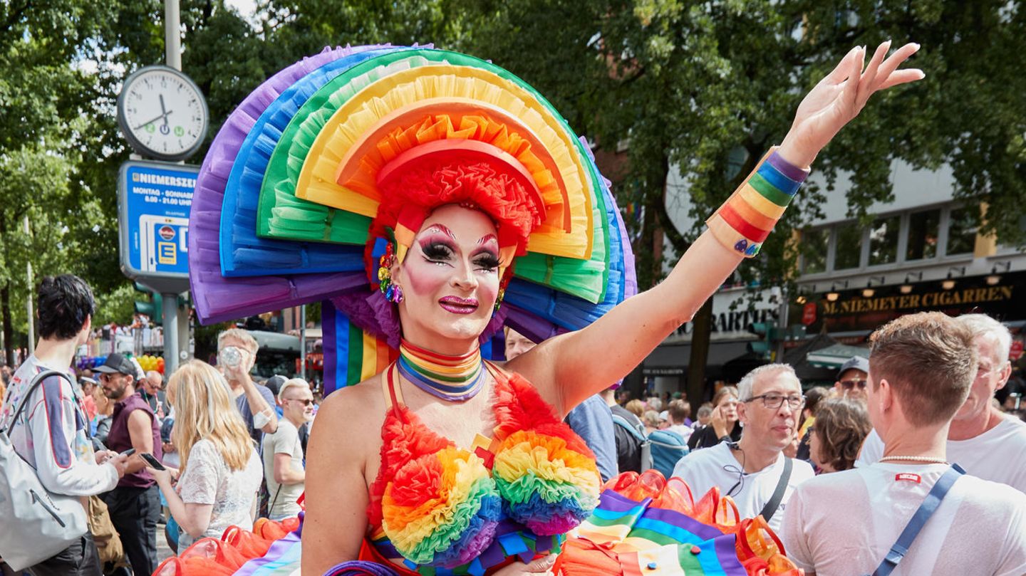 Das bunte Symbol der LGBT-Bewegung am Körper: Tanja Taft trägt den Regenbogen bei der CSD-Parade
