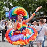 Das bunte Symbol der LGBT-Bewegung am Körper: Tanja Taft trägt den Regenbogen bei der CSD-Parade