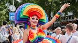Das bunte Symbol der LGBT-Bewegung am Körper: Tanja Taft trägt den Regenbogen bei der CSD-Parade