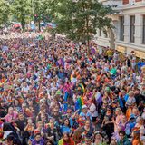 Zahlreiche Teilnehmer auf der Langen Reihe nehmen an der Parade zum Christopher Street Day (CSD) teil