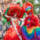 Mitten drin im Getummel: Kiki (l) und Priscilla Asbest