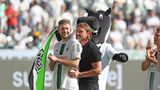 Gladbachs Christoph Kramer und der neue Coach Daniel Farke nach Abpfiff