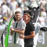 Gladbachs Christoph Kramer und der neue Coach Daniel Farke nach Abpfiff