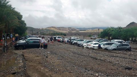 In Death Valley steckten dutzende Autos in Schlammmassen fest.
