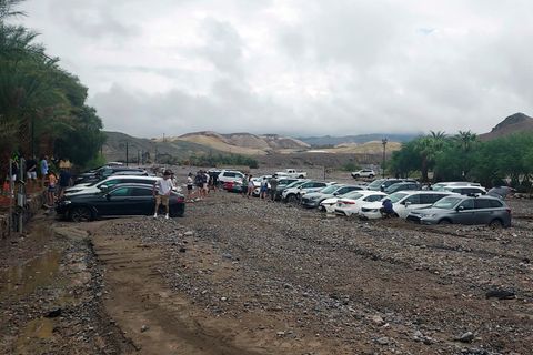 In Death Valley steckten dutzende Autos in Schlammmassen fest.