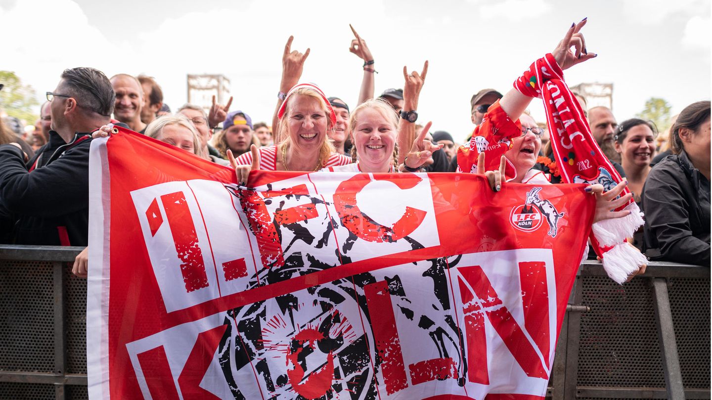 Fans feiern die Höhner beim Wacken