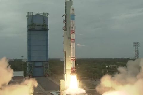 Video: Indien: Erfolgreicher Satelliten-Transport ins All