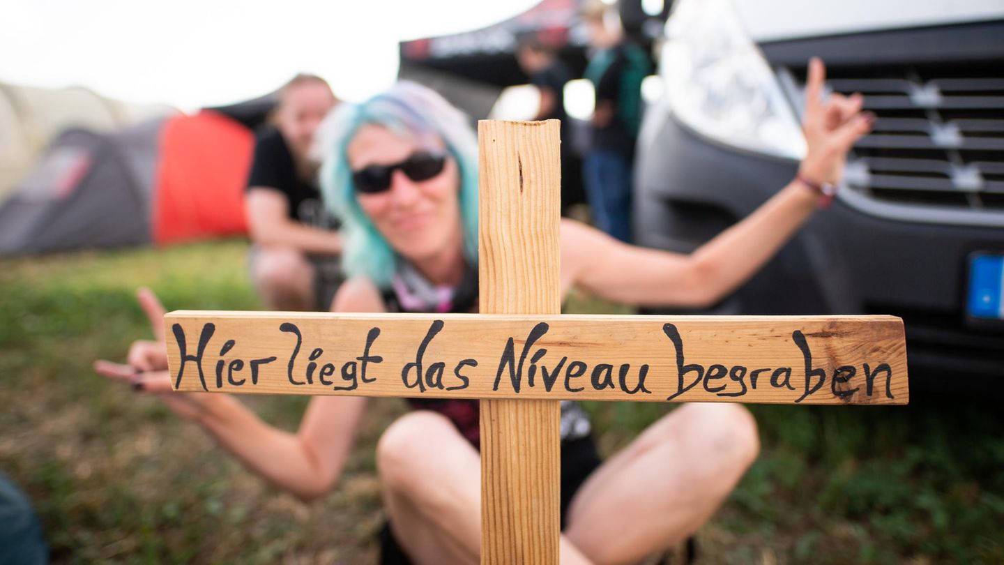 Frau mit Holzkreuz auf dem Wacken