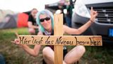 Frau mit Holzkreuz auf dem Wacken