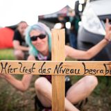 Frau mit Holzkreuz auf dem Wacken