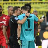 Schiedsrichter Felix Brych verweist Leverkusens Torwart Lukas Hradecky des Feldes