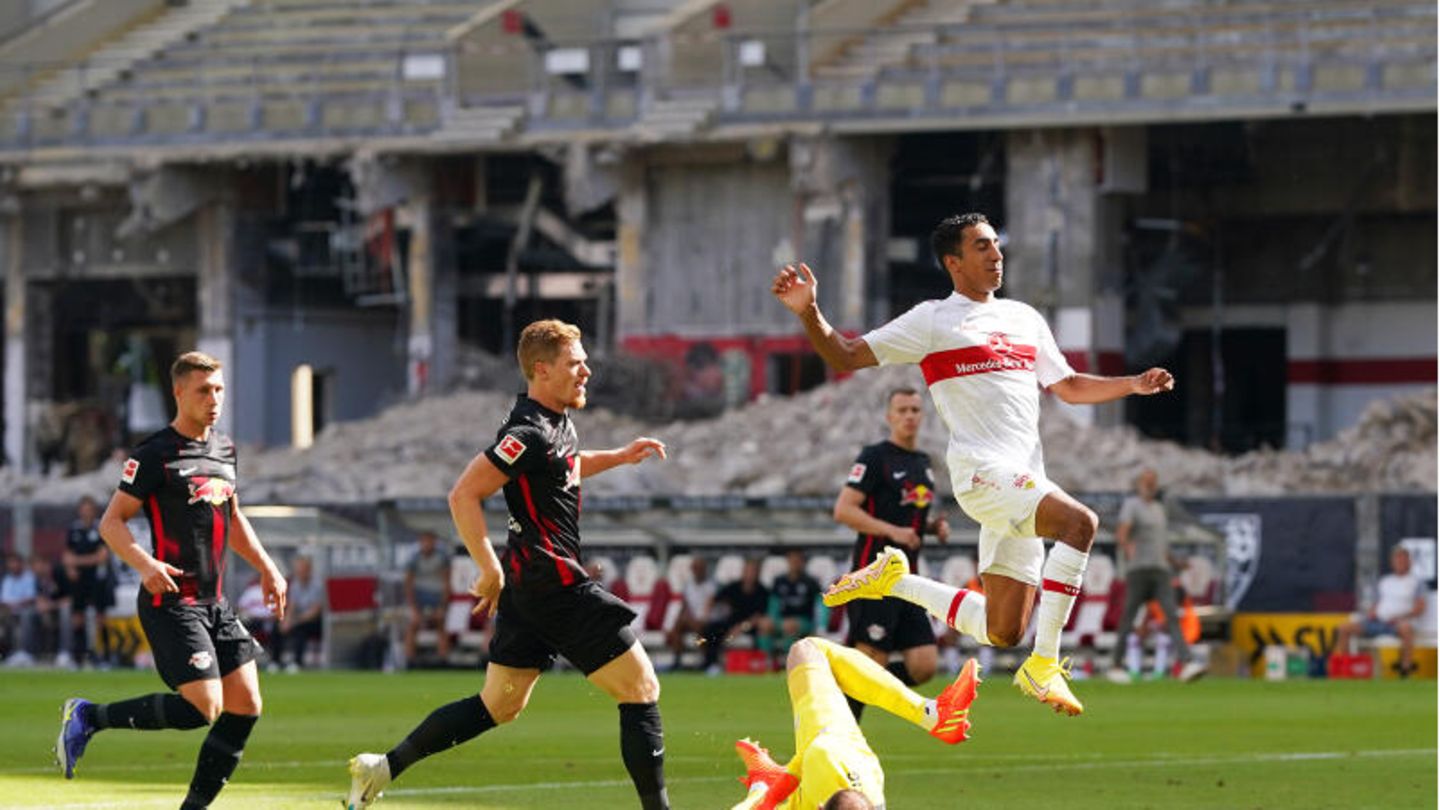 Baustellen-Remis Peter Gulacsi von RB Leipzig fängt den Ball von Tiago Tomas vom VfB Stuttgart